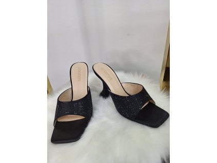 Šlapky na opätku s kamienkami