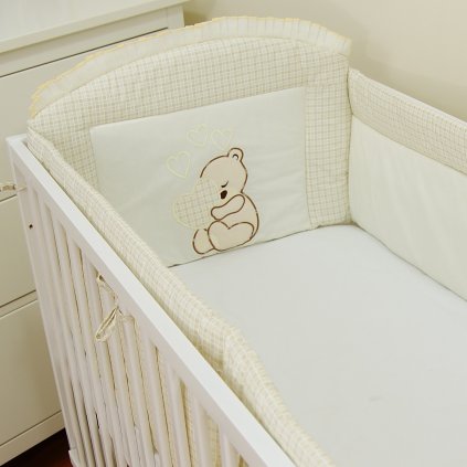 Medvídek se srdíčkem na světle béžovém pozadí, mantinel