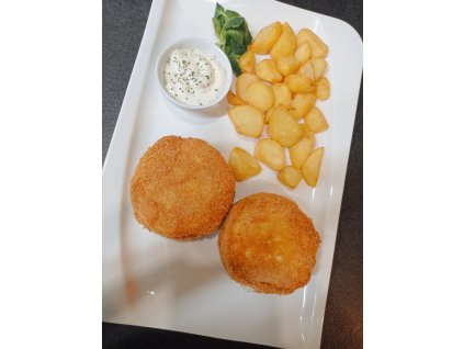 Vyprážaný camembert s ananásom, opekané zemiaky, tatárska omáčka