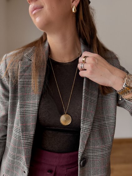 Dlouhý řetízek s medailonem