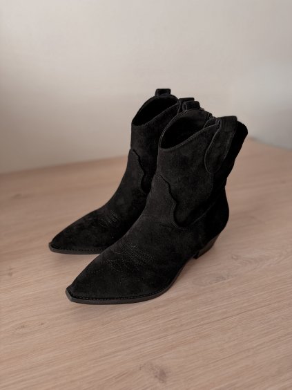 Černé kotníkové kozačky