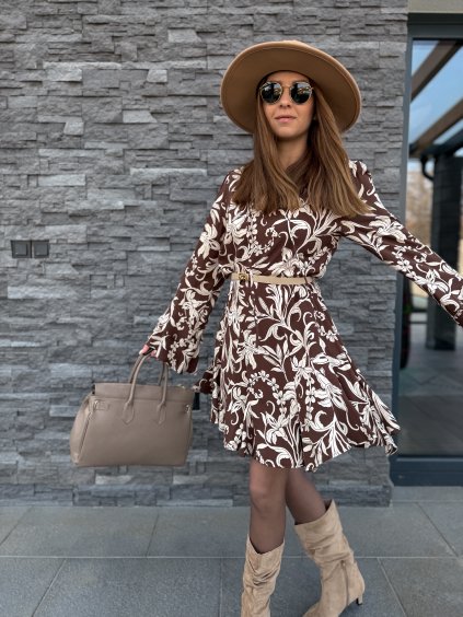 Hnědé šaty se vzorem