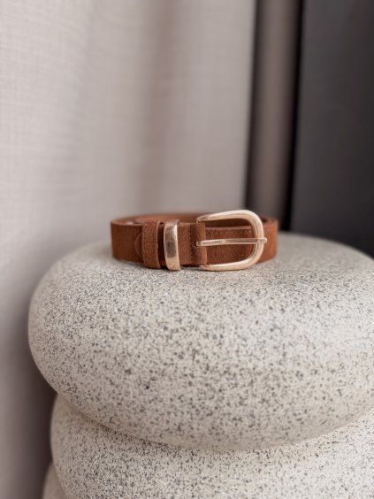 Hnědý kožený pásek
