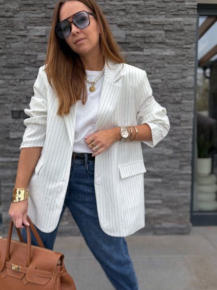 Bílé sako s proužkem