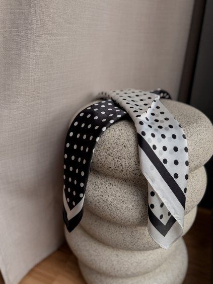 Hedvábný šátek DOTS