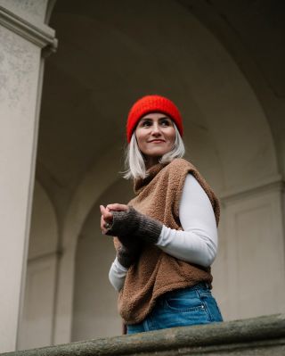 Na první pohled vesta. Na druhý… legální důvod, proč se celý den objímat. Měkká, hřejivá a podezřele návyková. Ideální na...