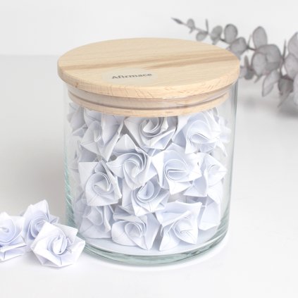 Sklenice s 31 citáty složenými do origami tvarů pro rituál Afirmace