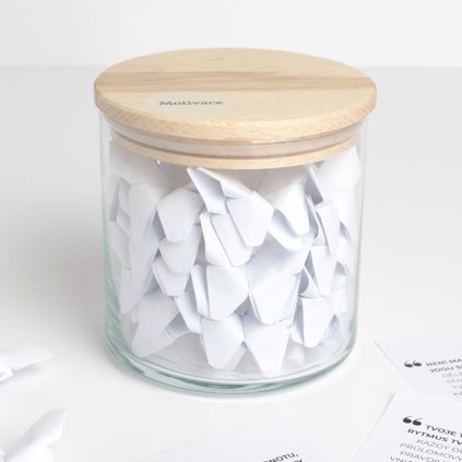 Sklenice s motivačními citáty složenými do origami – motýlci
