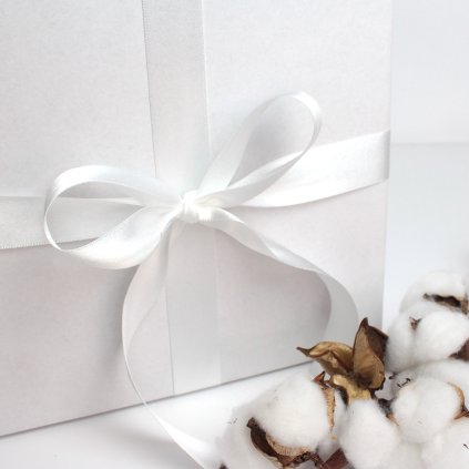 Dárková sada Vize se sojovými svíčkami, sklenicí a průvodcem v elegantní dárkové krabičce.