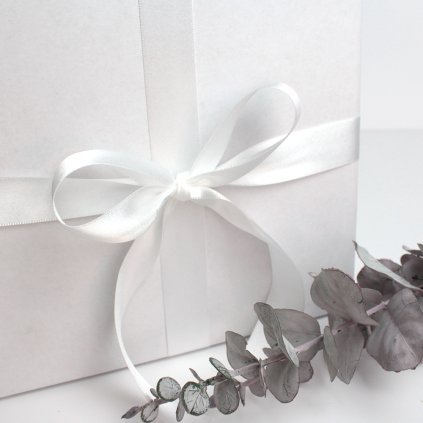 Dárková sada Afirmace se sojovými svíčkami, sklenicí a průvodcem v elegantní dárkové krabičce.