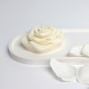 Sójová svíčka ve tvaru růže – bílá designová dekorace