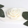 Sójová svíčka ve tvaru růže – bílá designová dekorace