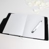 Bílý linkovaný notes A5 s potahem, černým sametem a propiskou – cestovní zápisník