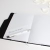 Bílý linkovaný notes A5 s potahem, černým sametem a propiskou – cestovní zápisník