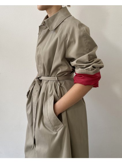 Trenčkot s červenou podšívkou