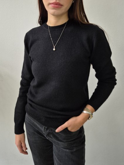 Čierny hrubší svetrík 100% jahňacia vlna