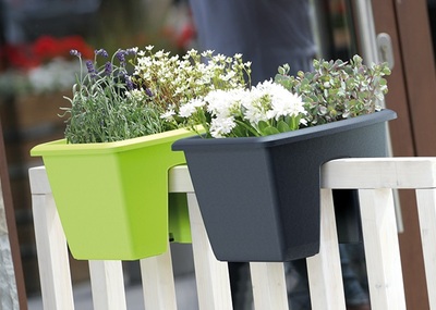 Venkovní truhlíky a květináče na terasu a balkon