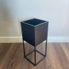 stojan na kvetiny kovovy 20 x 20 x 47 cm barva cerna v interieru