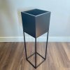 stojan na kvetiny kovovy 20 x 20 cm barva cerna v interieru