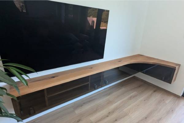 tv_komoda_prosklena_benoble