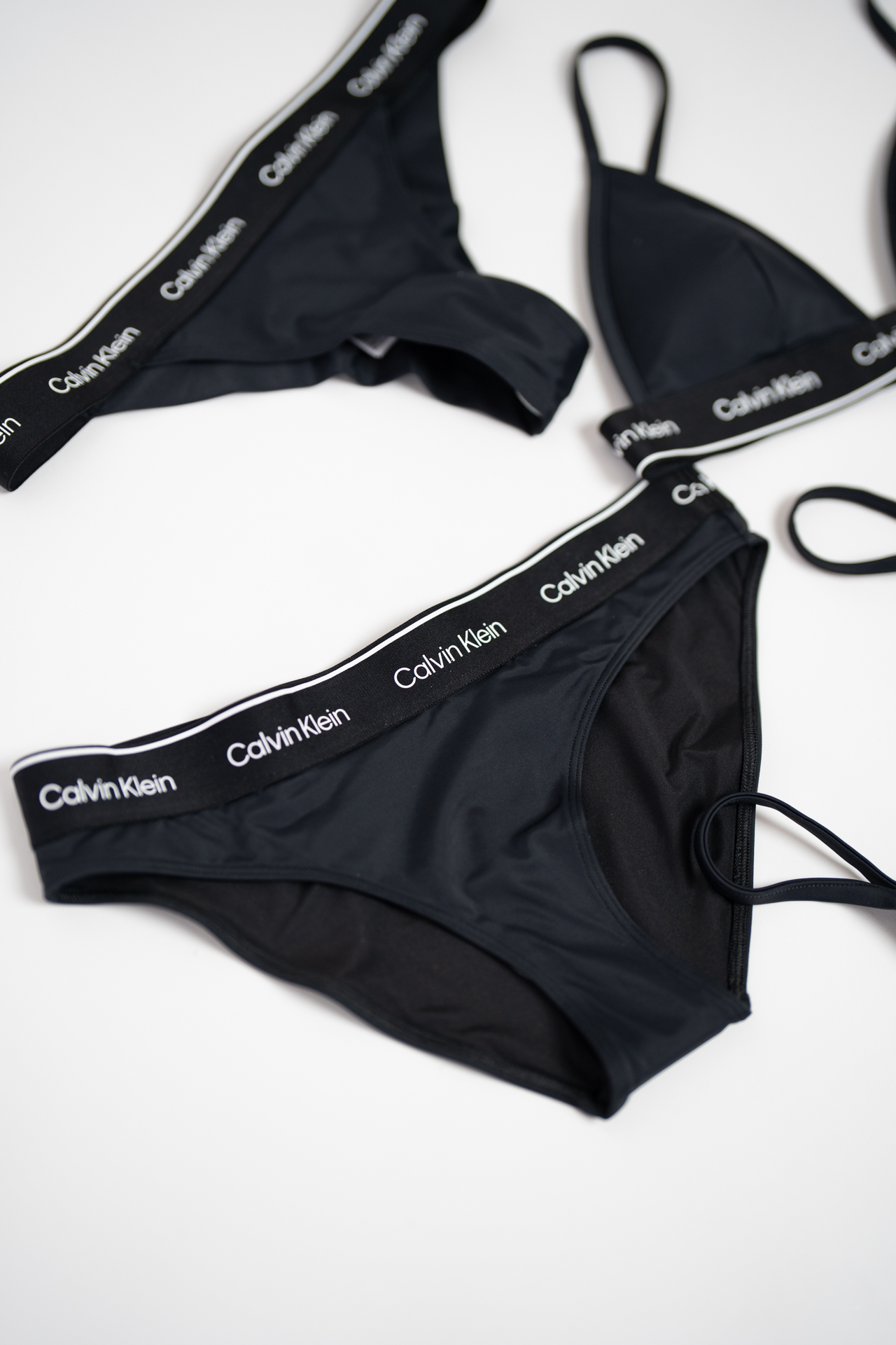 Calvin Klein spodní díl plavek bikiny - černá Velikost: XS