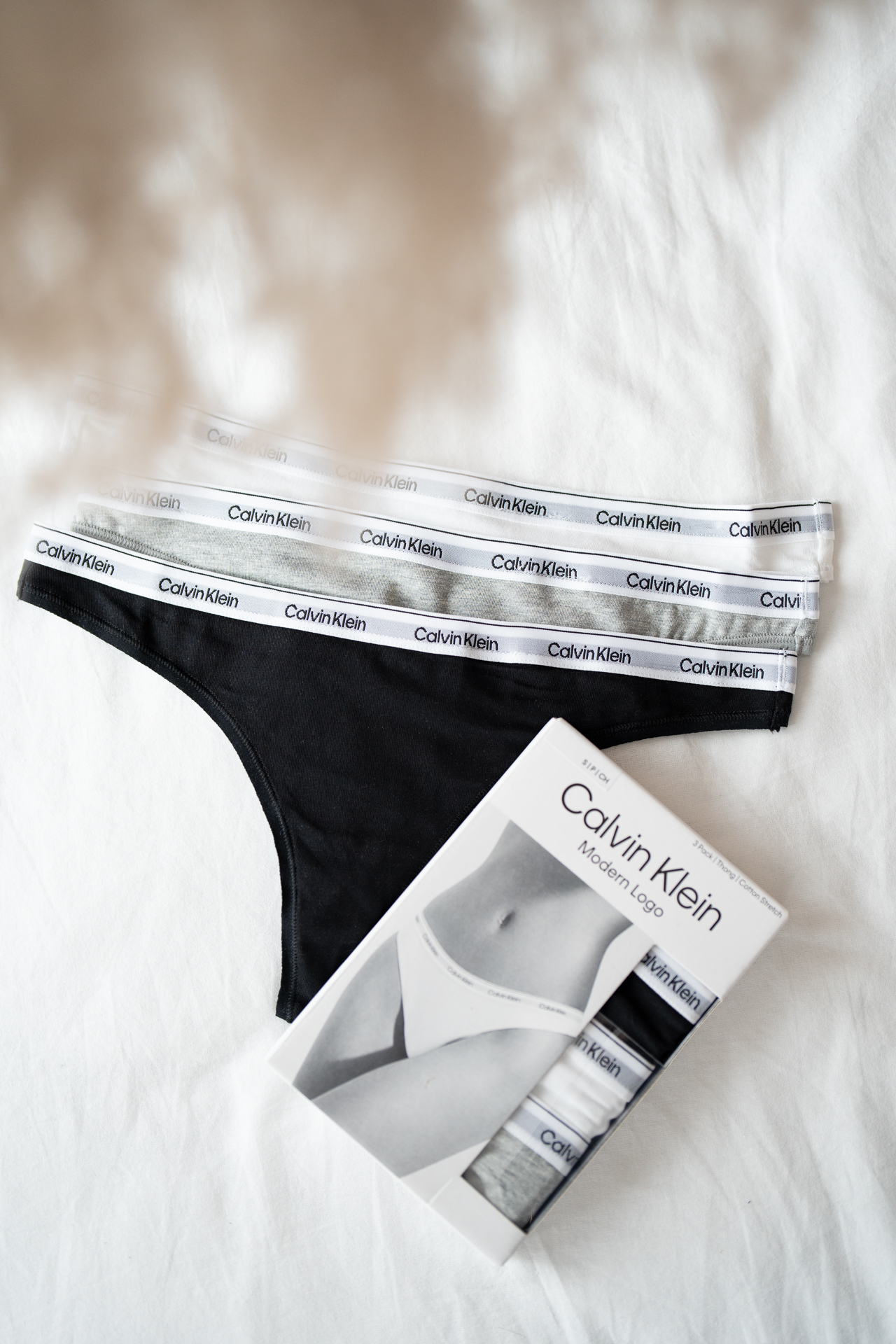 Calvin Klein Carousel Cotton tanga 3-balení - bílá, černá, šedá Velikost: M