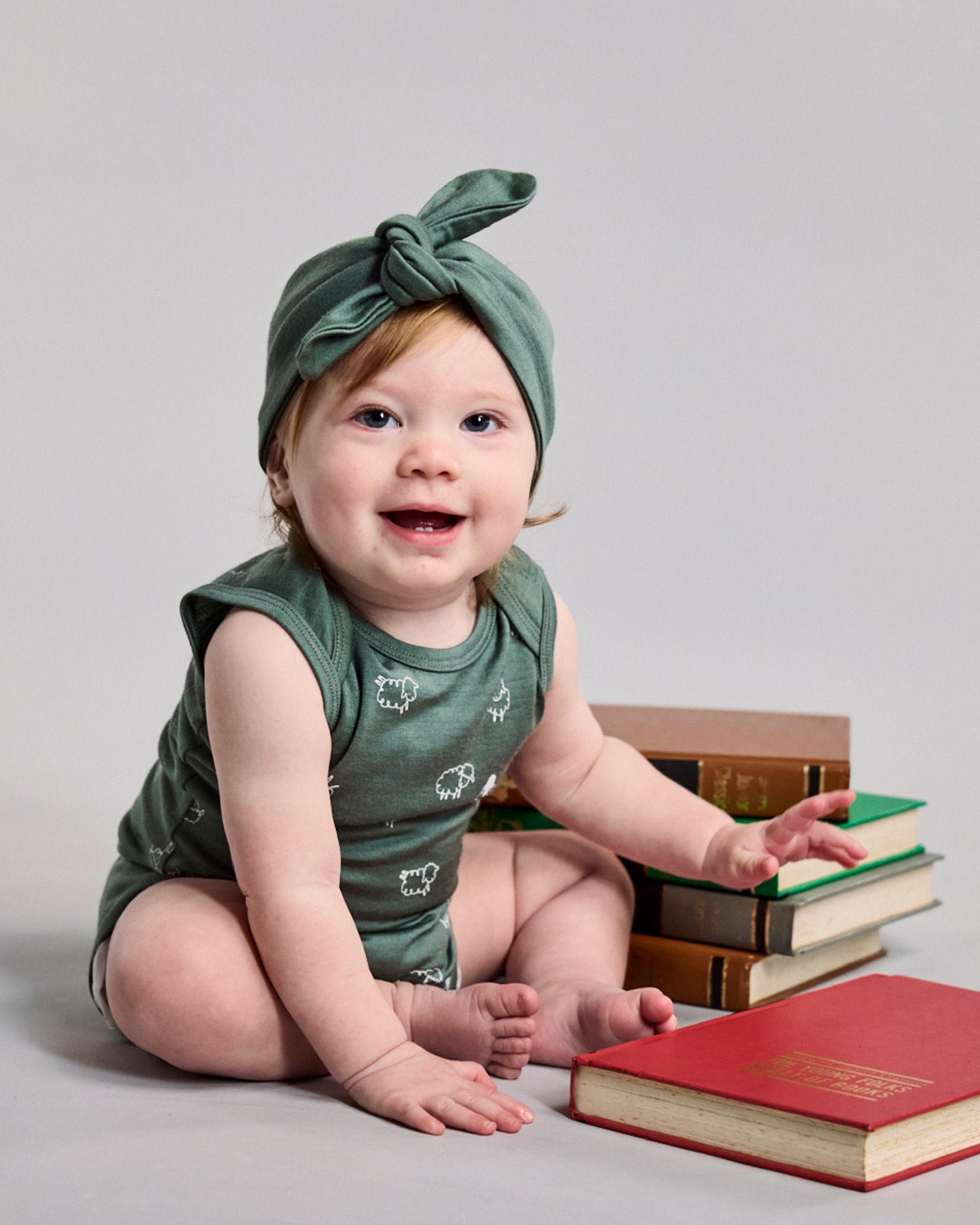 Zufriedenes Baby beim Fotoshooting dank bequemer Kleidung