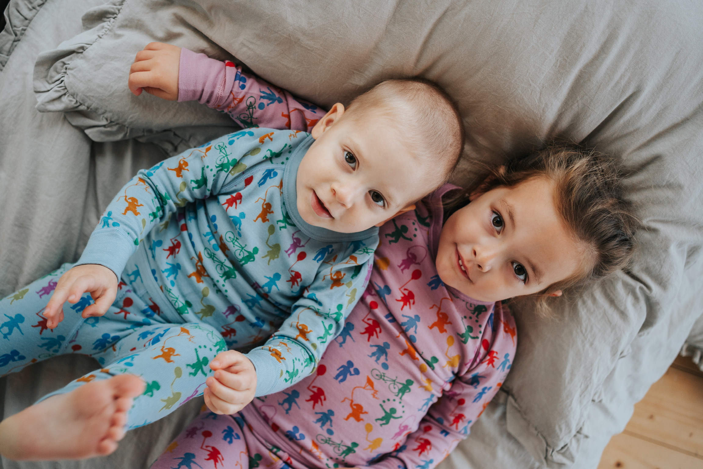 Děti s bambusovým pyžamem v posteli