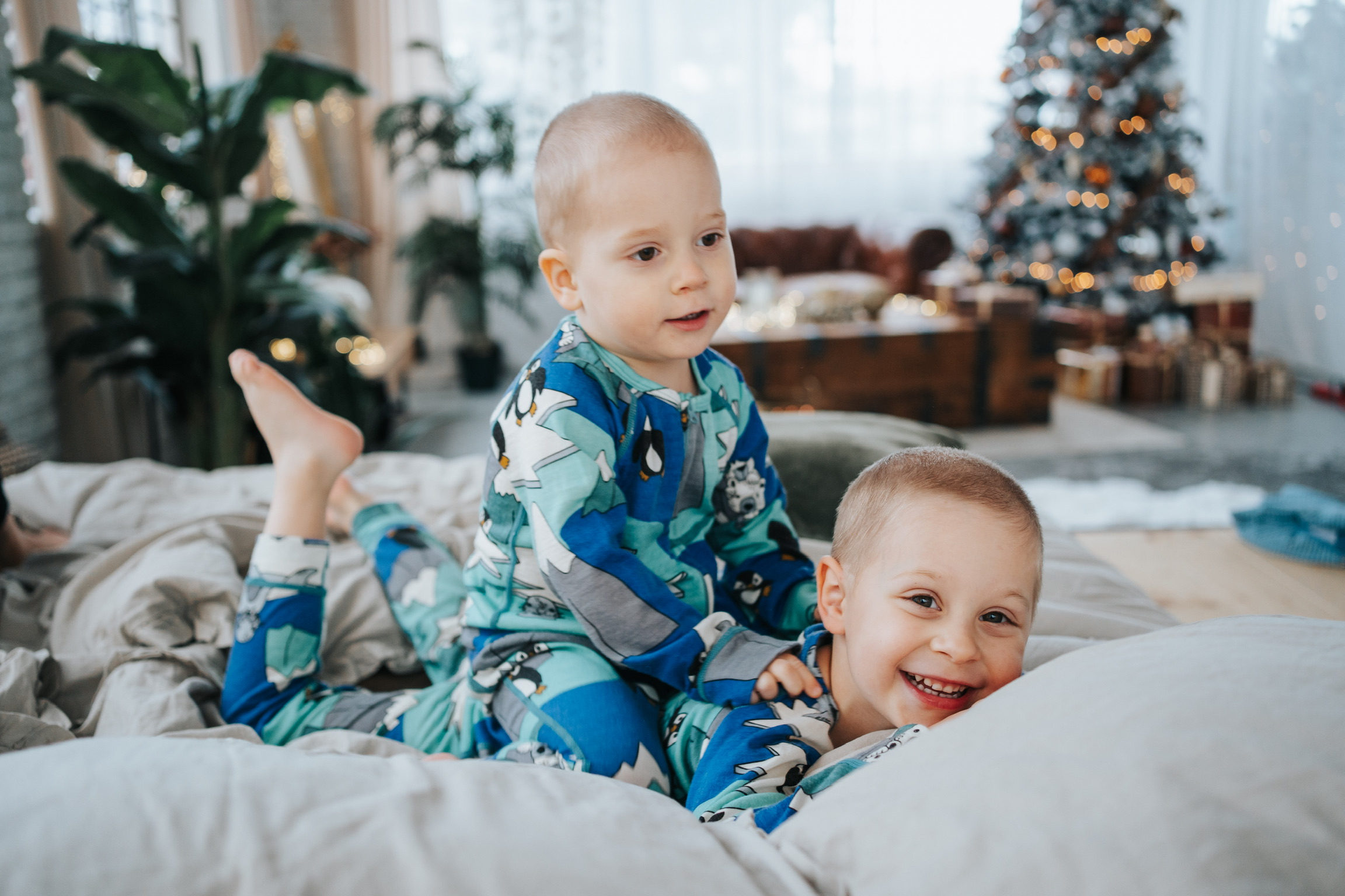 Hrající si děti v merino pyžamu