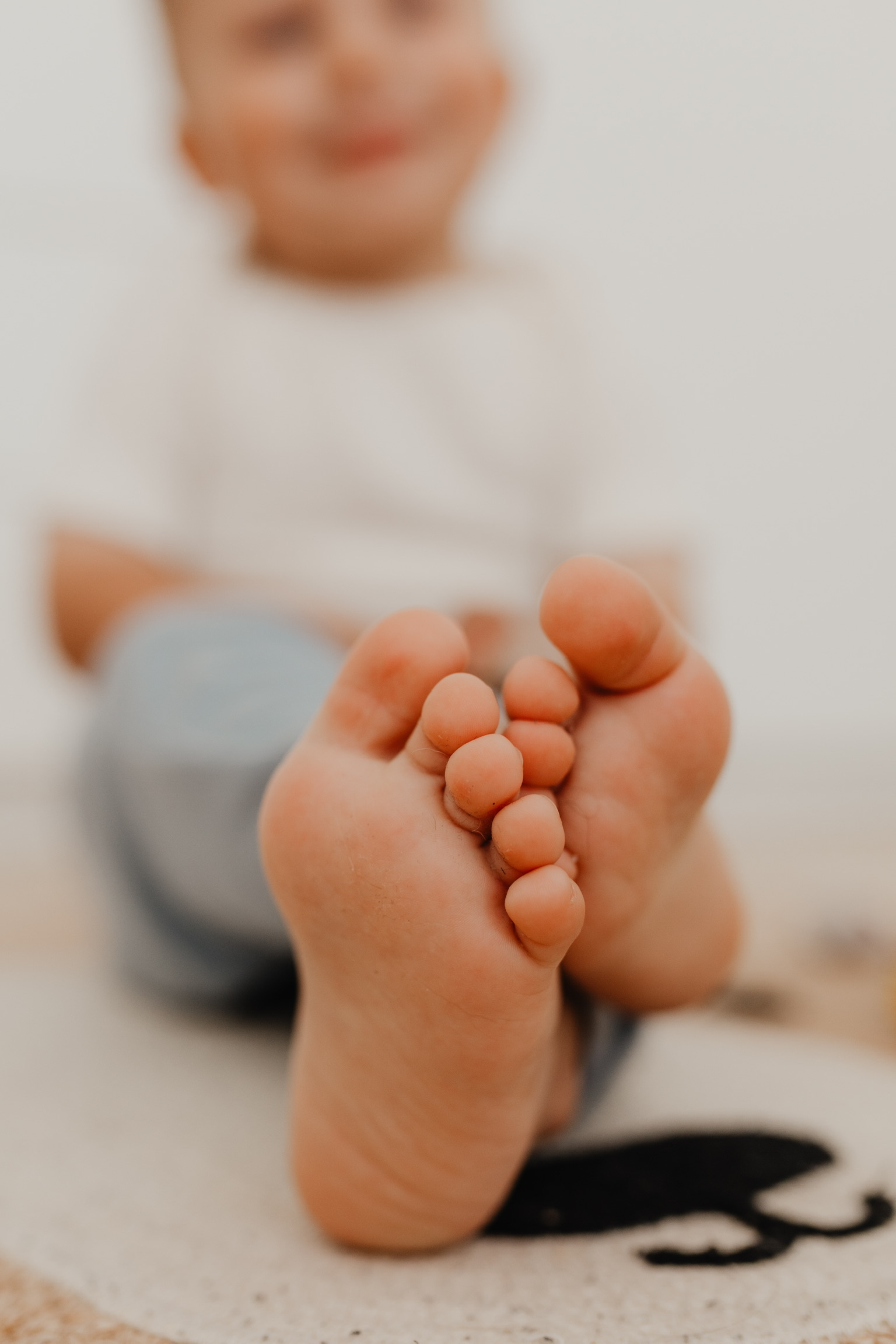 Liegendes Baby in weichen Kindersocken aus natürlichem Material