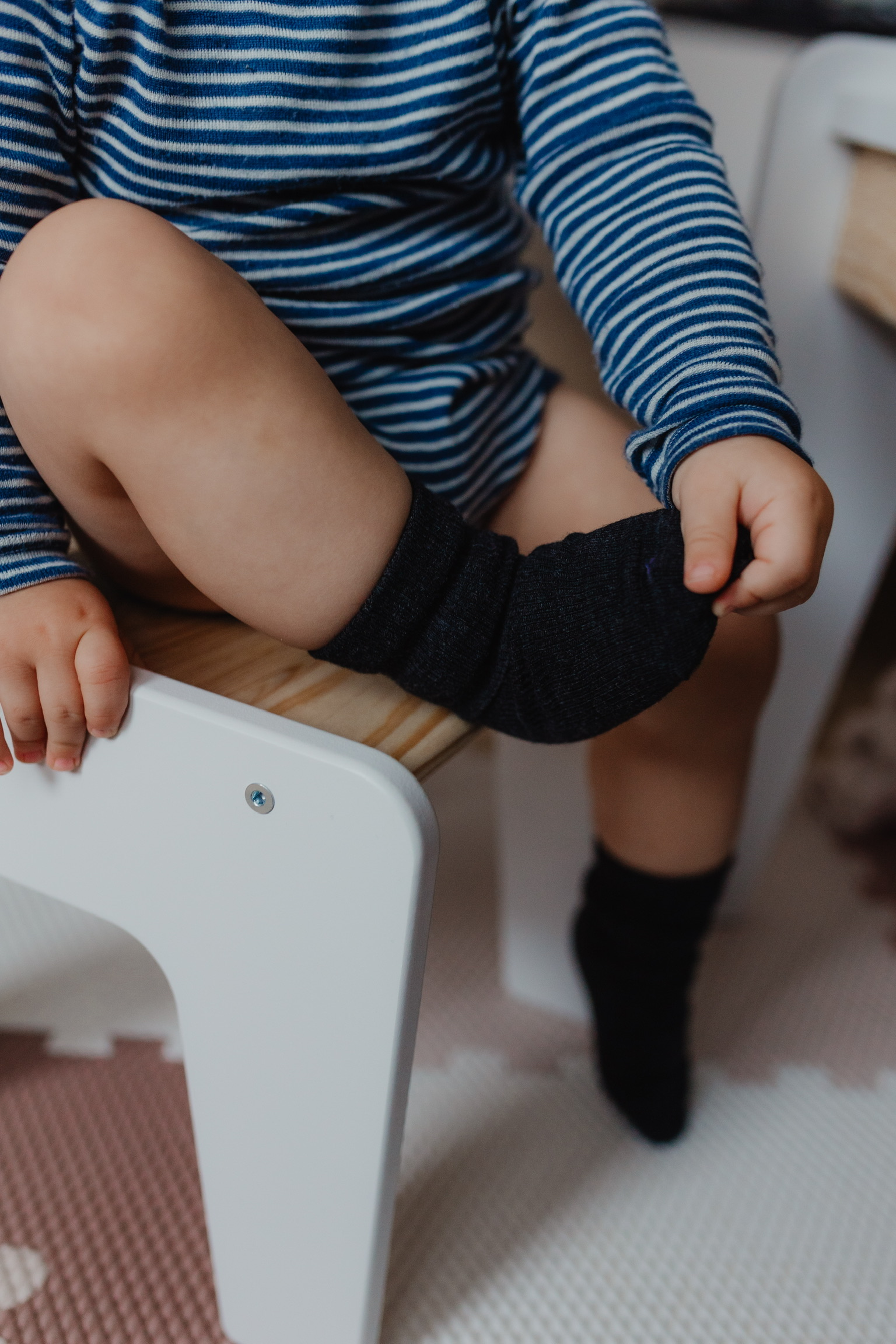 Detail von Kinderfüßchen in bunten, weichen BERGAM Socken