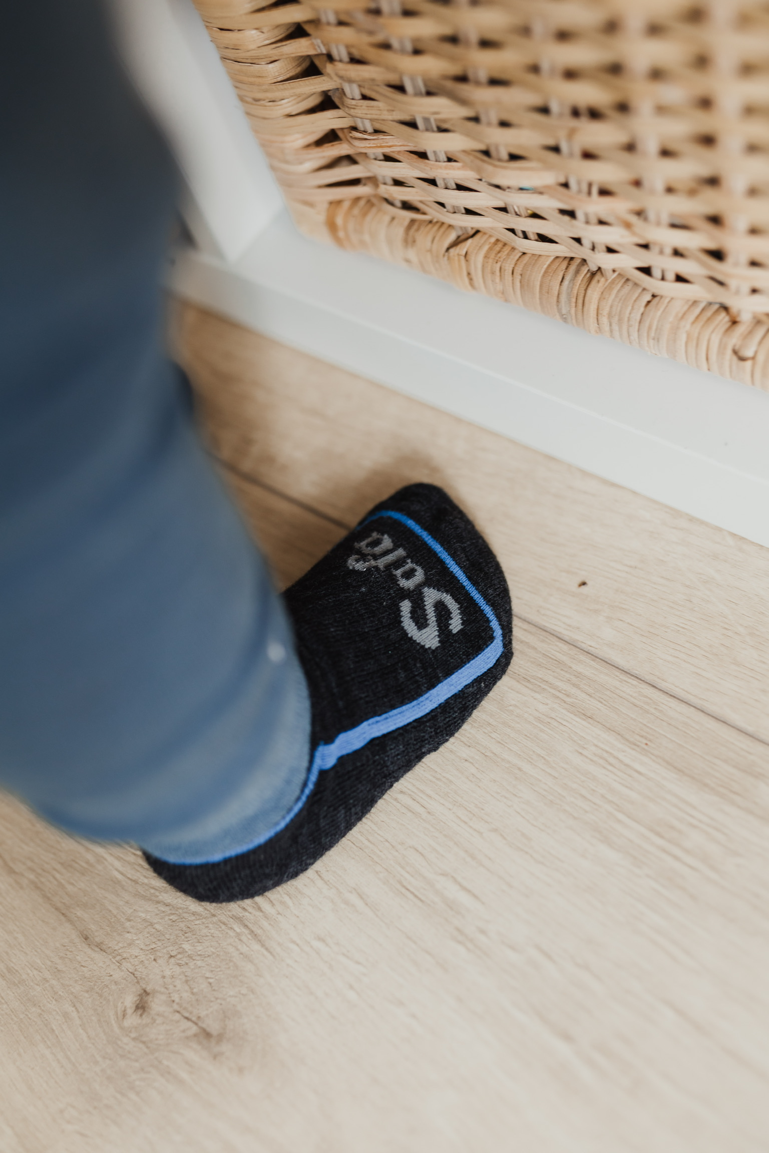 Kind in der Natur in hochwertigen Outdoor-Merinosocken von BERGAM