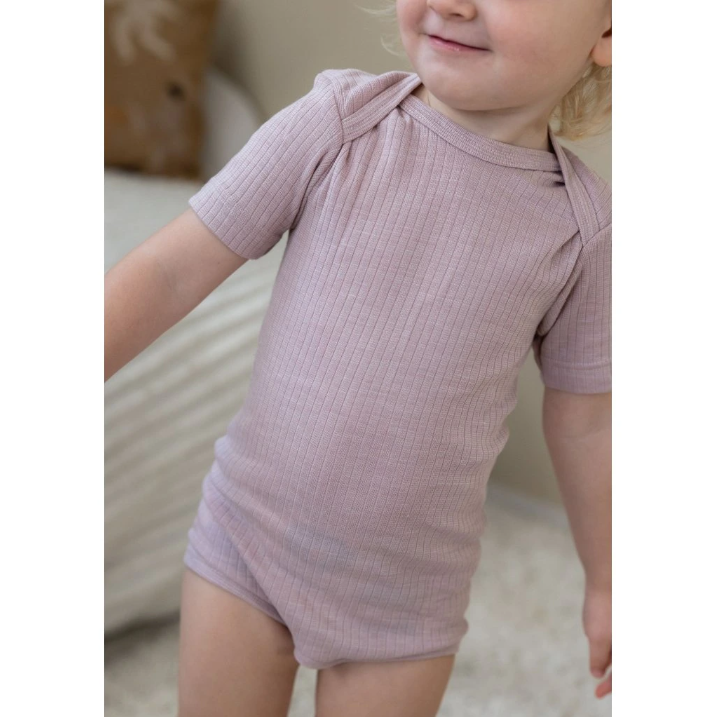 Body aus Merinowolle und Seide, eine sanfte Wahl für Babys
