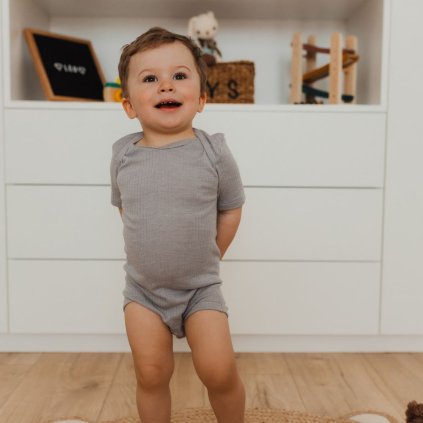 Dětské body z merino vlny, bavlny a hedvábí Cosilana s krátkým rukávem šedý melír