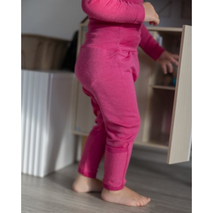 Rostoucí kalhoty z merino vlny a hedvábí Cosilana s přehrnutím růžovéRostoucí kalhoty z merino vlny a hedvábí Cosilana s přehrnutím růžové