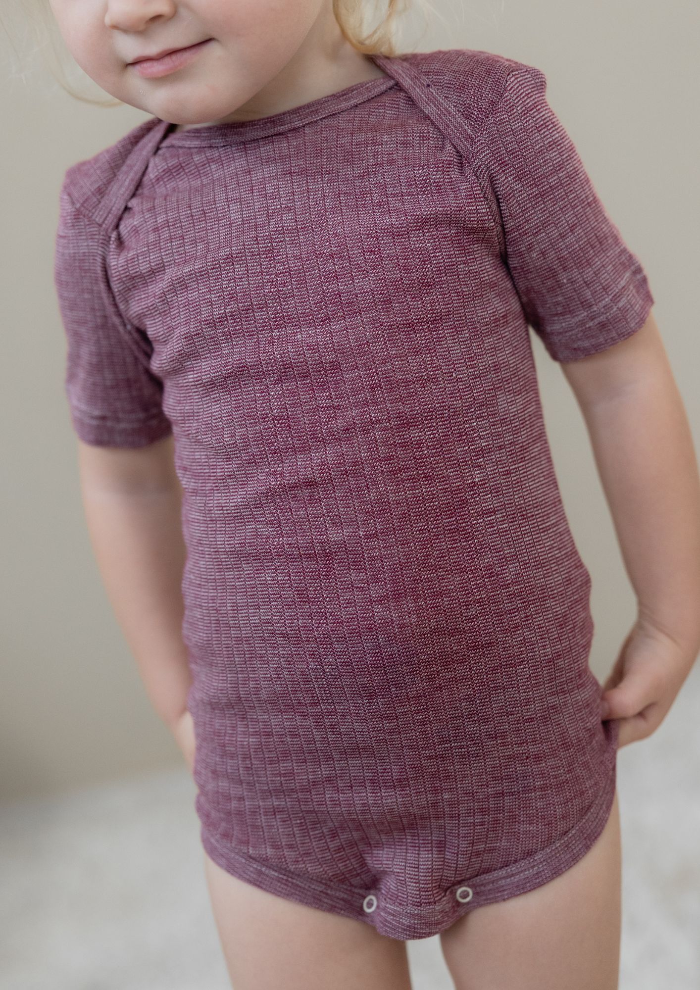 Dětské body z merino vlny, bavlny a hedvábí Cosilana s krátkým rukávem vínový melír Velikost: 98/104