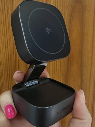 Tak to je ona‼️ Magnetická bezdrátová nabíječka 2v1🔝. ♥️♥️♥️ Kompaktní magnetická bezdrátová nabíječka 2v1 umožňuje...