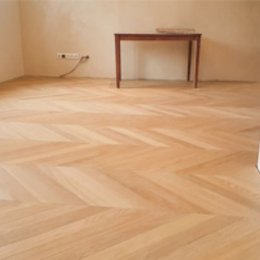 Dizajnové drevené parkety chevron farba PURE