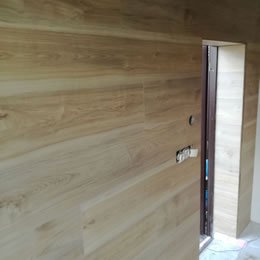 Obklad steny laminátovou veľkoformátovou podlahou