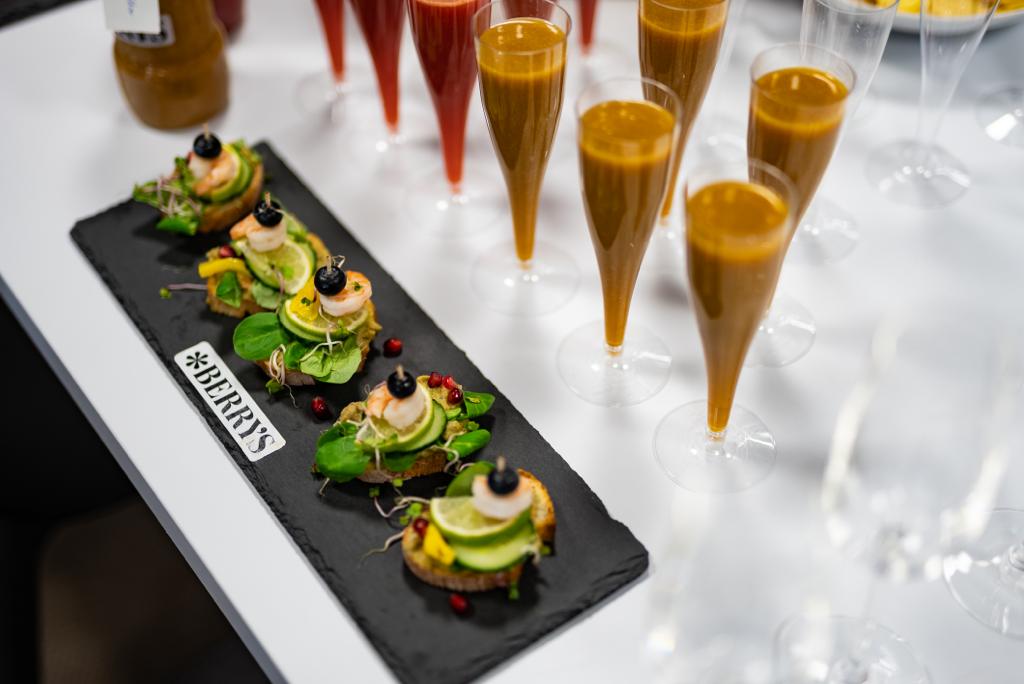 Jak vzniká catering pro sportovce: od chlebíčků po přípitek.