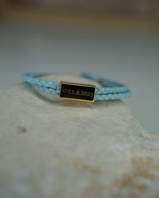 „Jsou chvíle a data, která chceme nosit pořád s sebou.“ Vygravíruj si vzkaz, jméno nebo den, který pro tebe něco znamená....