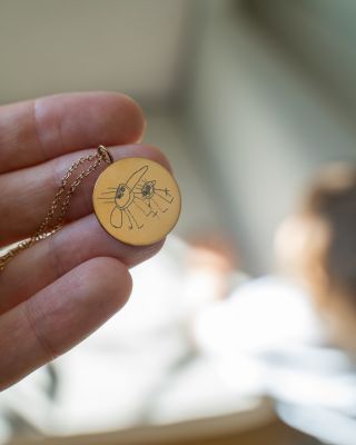 Máte doma malého umělce? 👶 Pošlete nám jeho obrázek a my z něj vytvoříme šperk, který vás dojme. Perfektní dárek ke Dni...