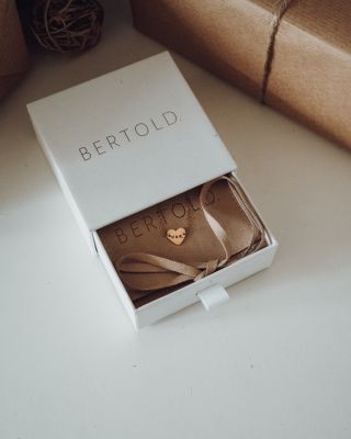 Náš šperk Bertold obdržíte v této krásné dárkové krabičce. ✨ Elegantní balení, které podtrhne výjimečnost každého kousku a...