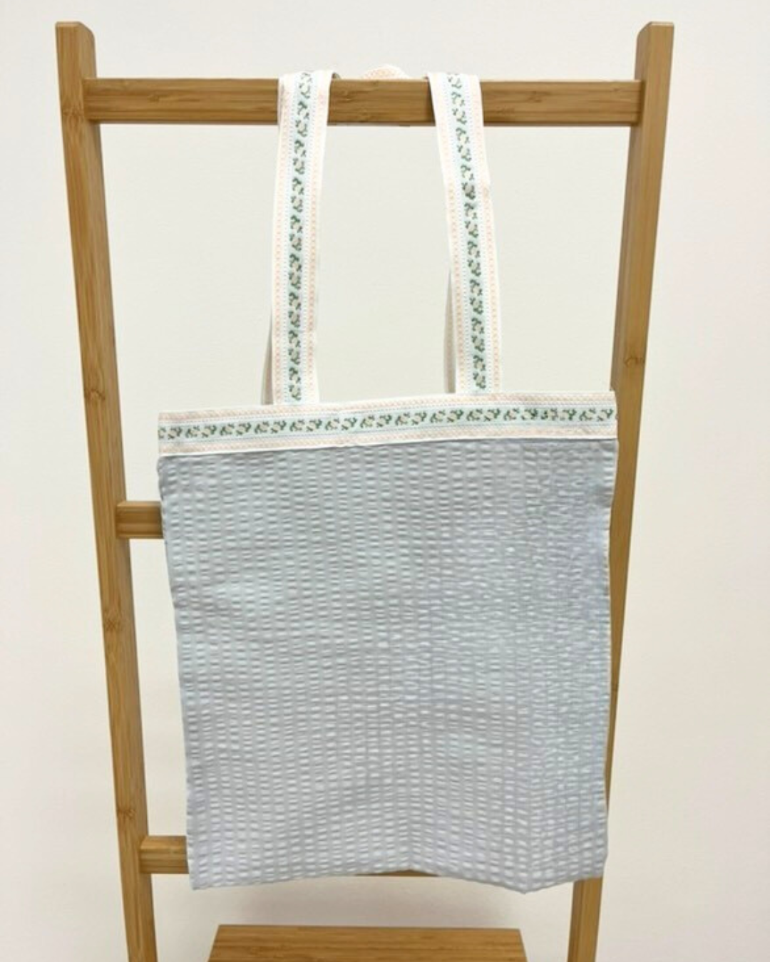 B.E.S. - Petrovice, s.r.o. Látková taška - 31x33cm - vzor Šedá s lemem růžiček