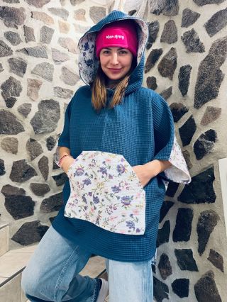 ✨ Poslední pončo tohoto roku ✨ Stihnuto ušít doslova na poslední chvíli… a přiznám se – loučí se mi s ním těžko. Je v něm...