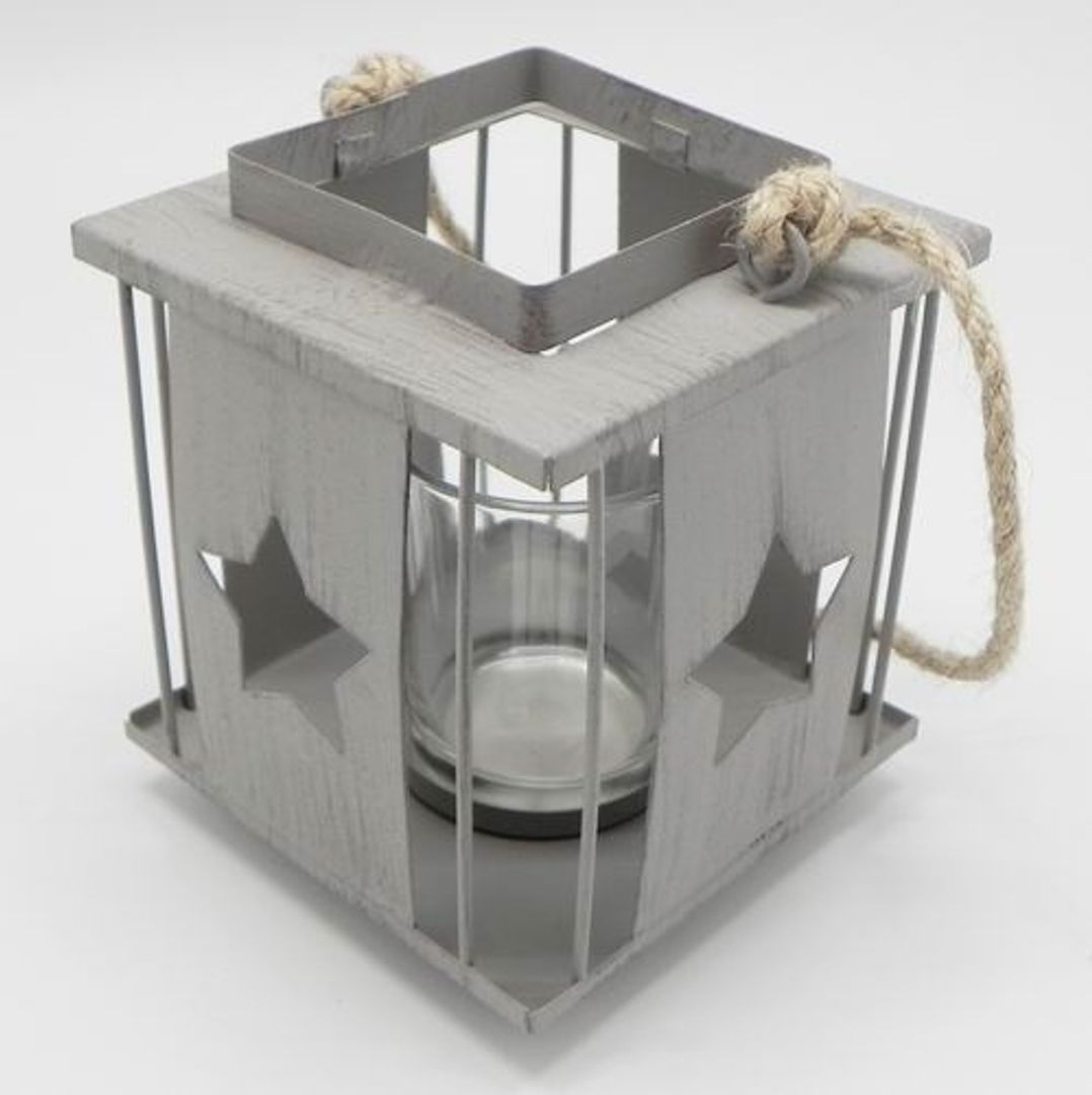 Vánoční lucerna na stůl s dekoracemi a svíčkami