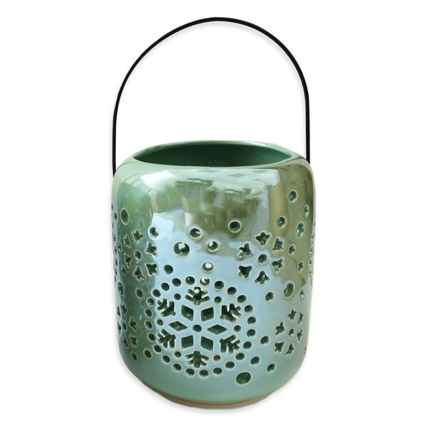 Vánoční lucerna na stůl s dekoracemi a svíčkami