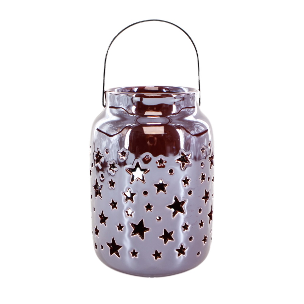 Vánoční lucerna na stůl s dekoracemi a svíčkami