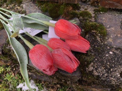 Červené umělé tulipány