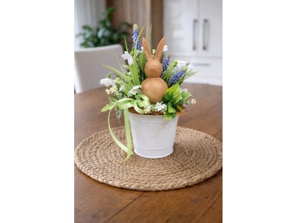 Jarní dekorace na stůl se zajícem